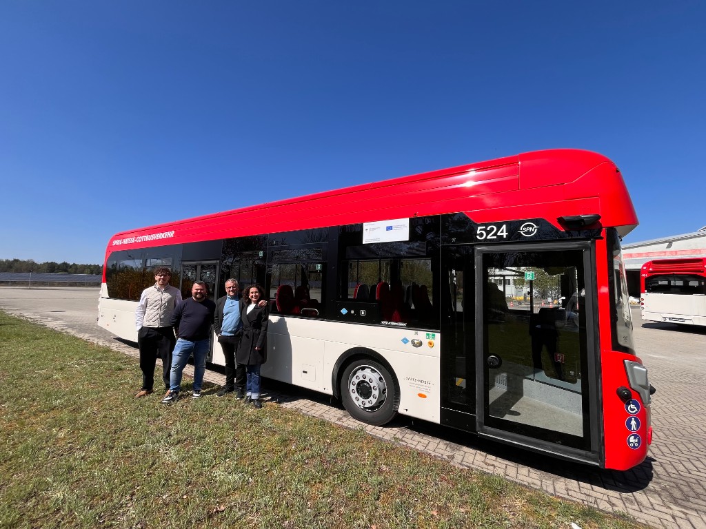 FPS.Energy-Team v. l. n. r.: Vincenzo Greco, Max Gassmann, Gabor Beyer und Luzi Teber vor einem Wasserstoffbus