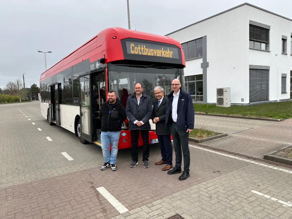 v. l. n. r.: Max Gassmann, Ralf Thalmann, Partner und Carsten Billing vor einem Cottbusverkehr-Wasserstoffbus