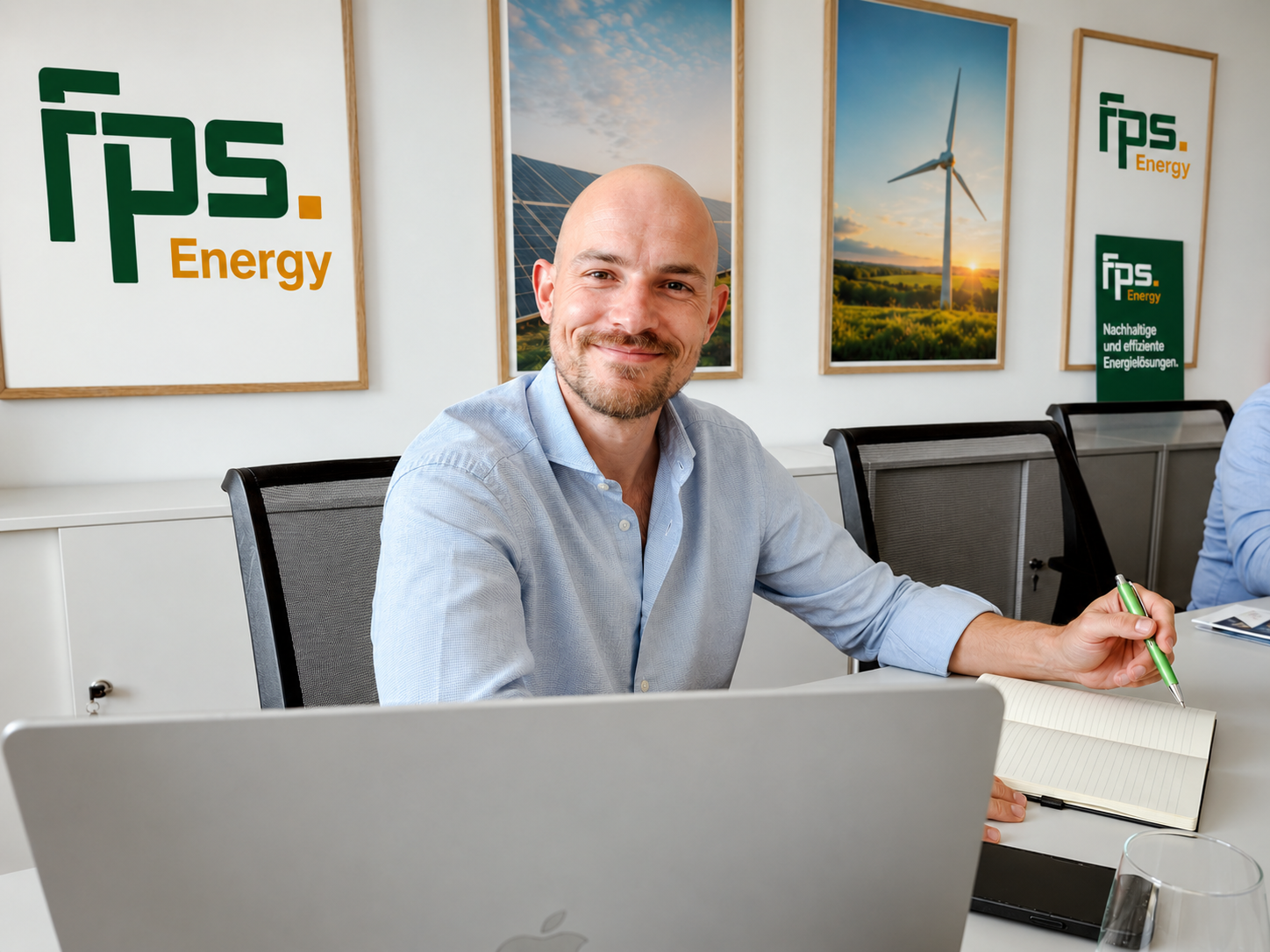 Leander Hoffmann, Geschäftsführer der FPS.Energy GmbH, am Besprechungstisch